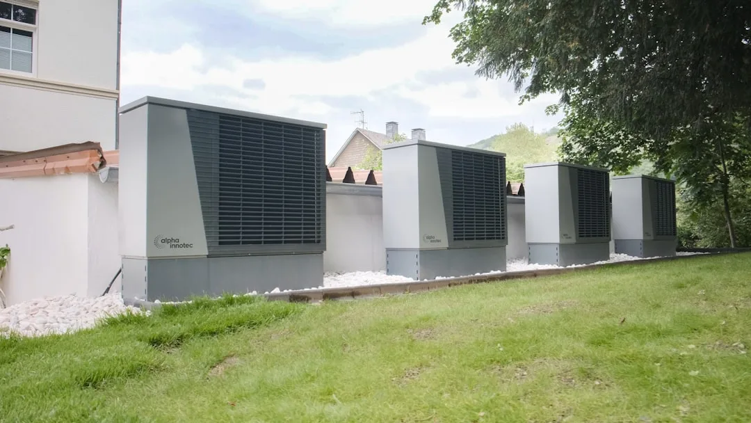 Warmtepomp — Large industrial air conditioning units lined up outside building